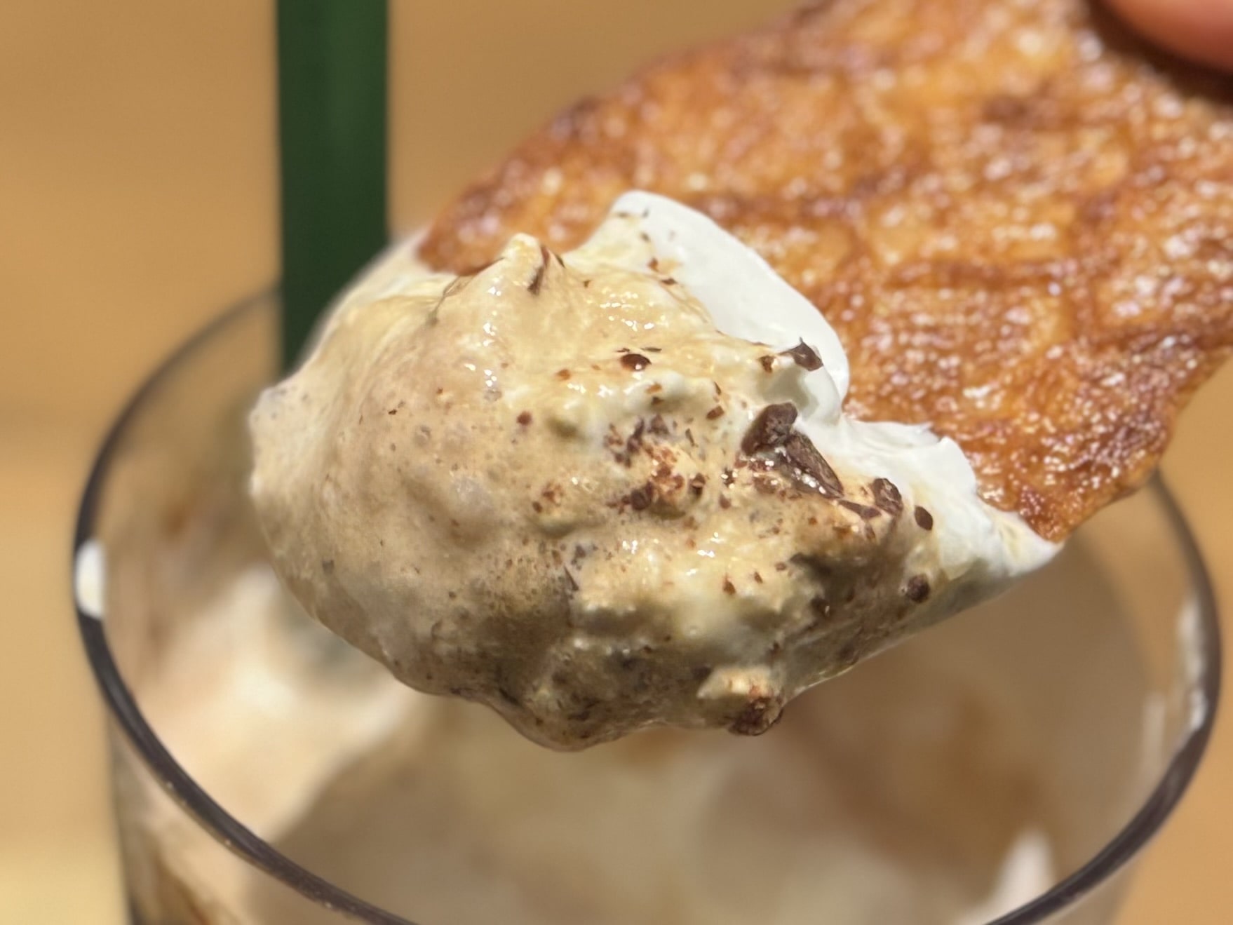 カカオ & ストロベリー ムース フラペチーノ®にワッフルクッキーをディップ