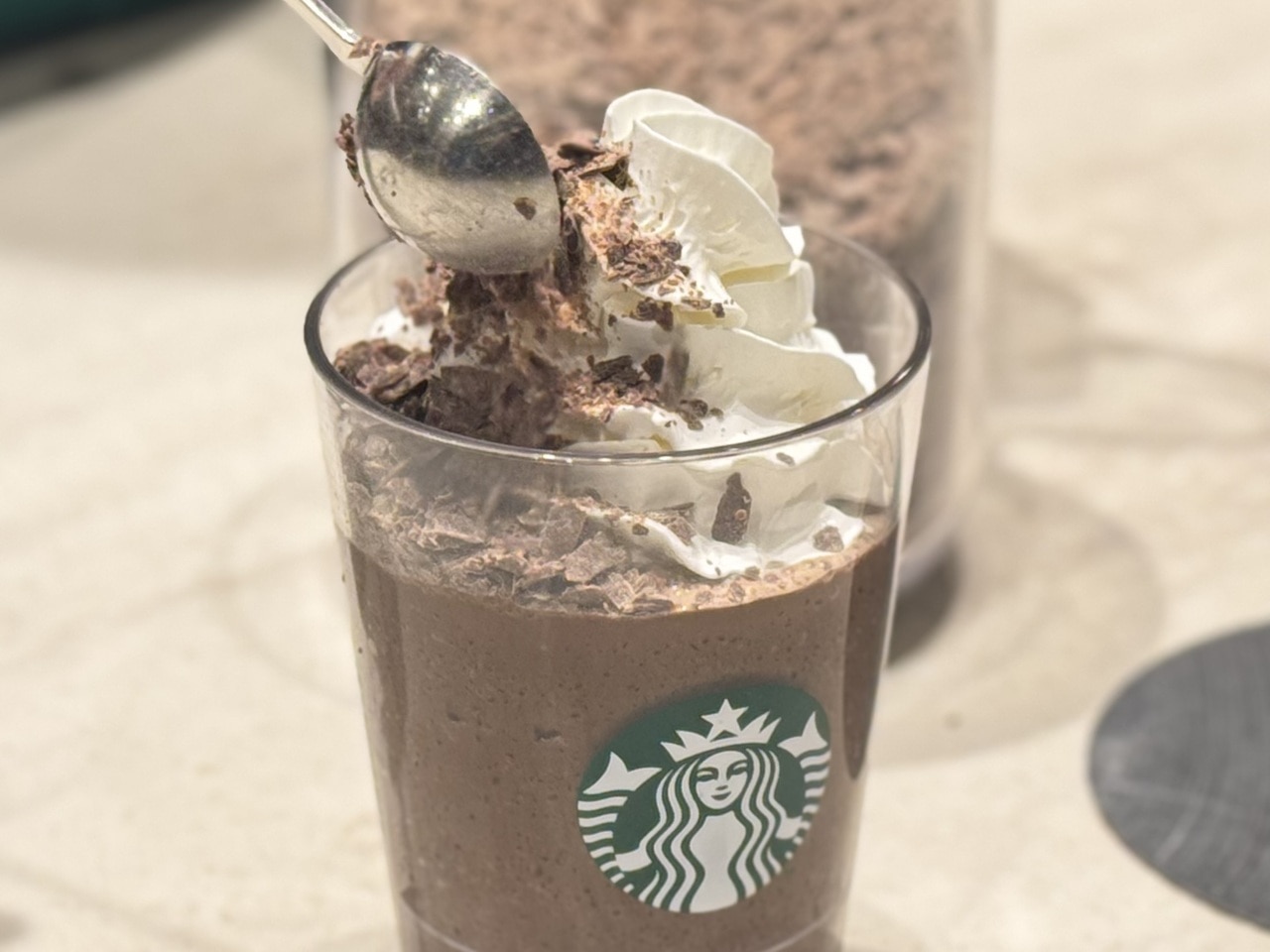 カカオ & ストロベリー ムース フラペチーノ®のカカオシェイブ