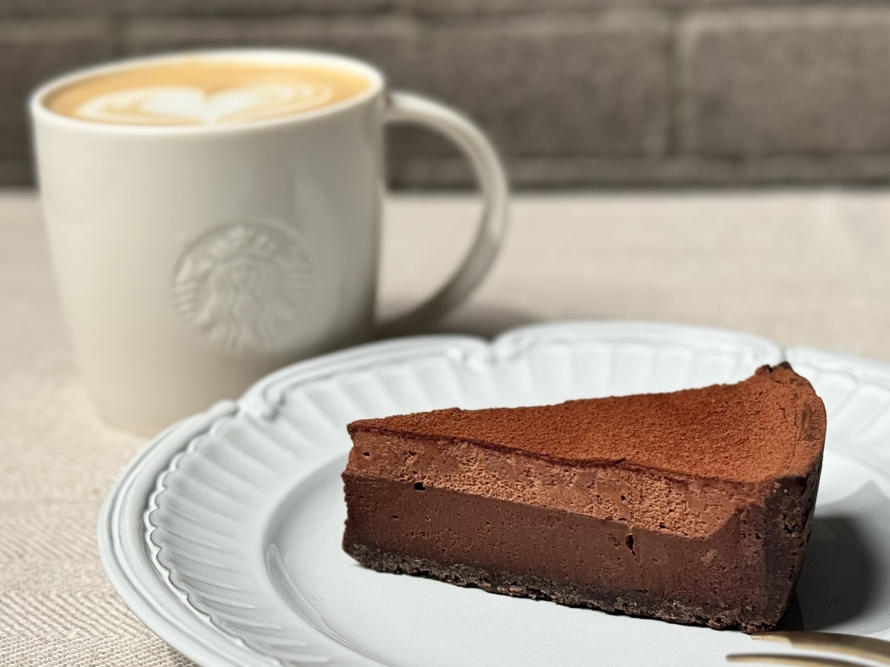 ルビーチョコレートケーキとドリンク