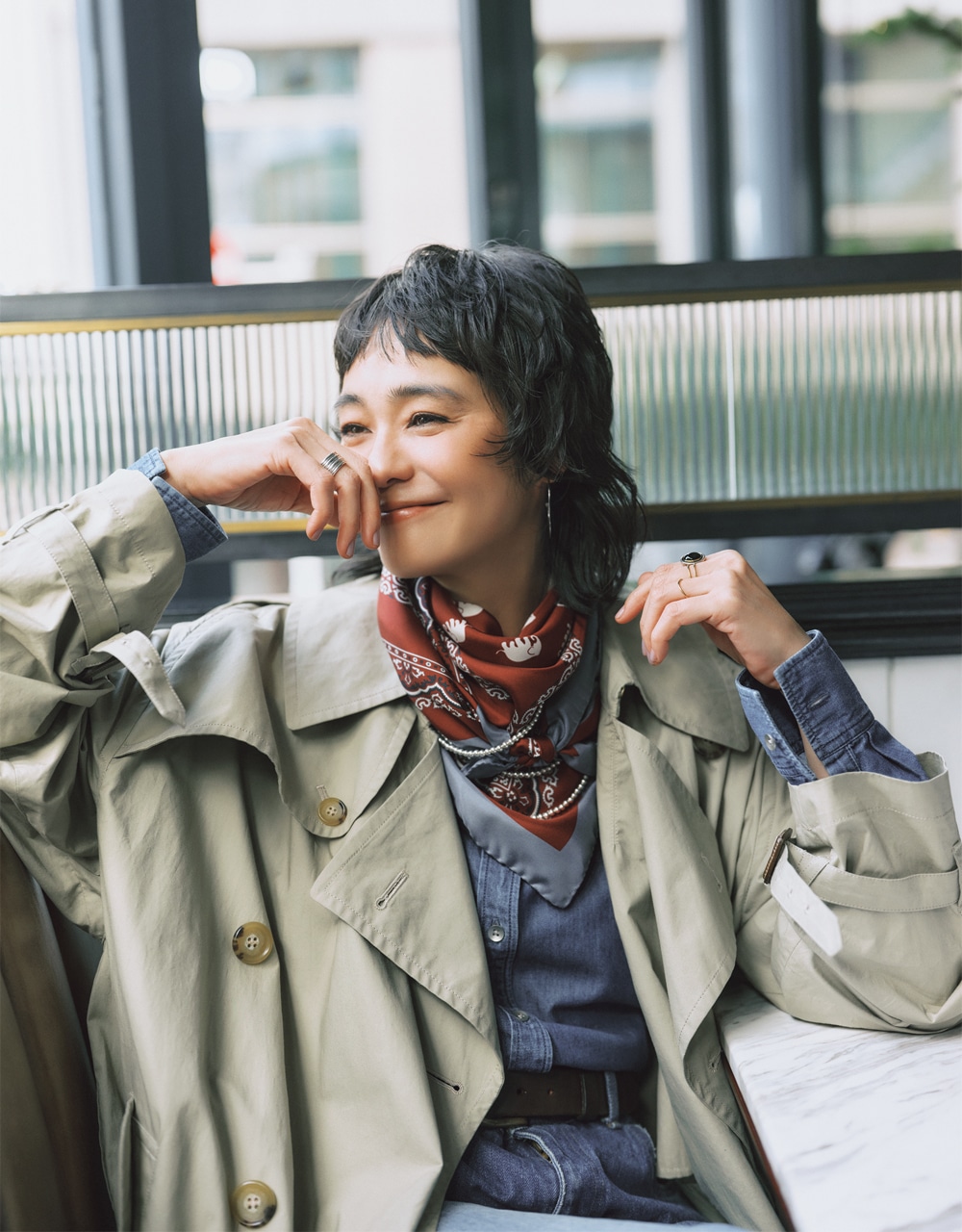 スカールを巻いたコーデ 竹下玲奈さん