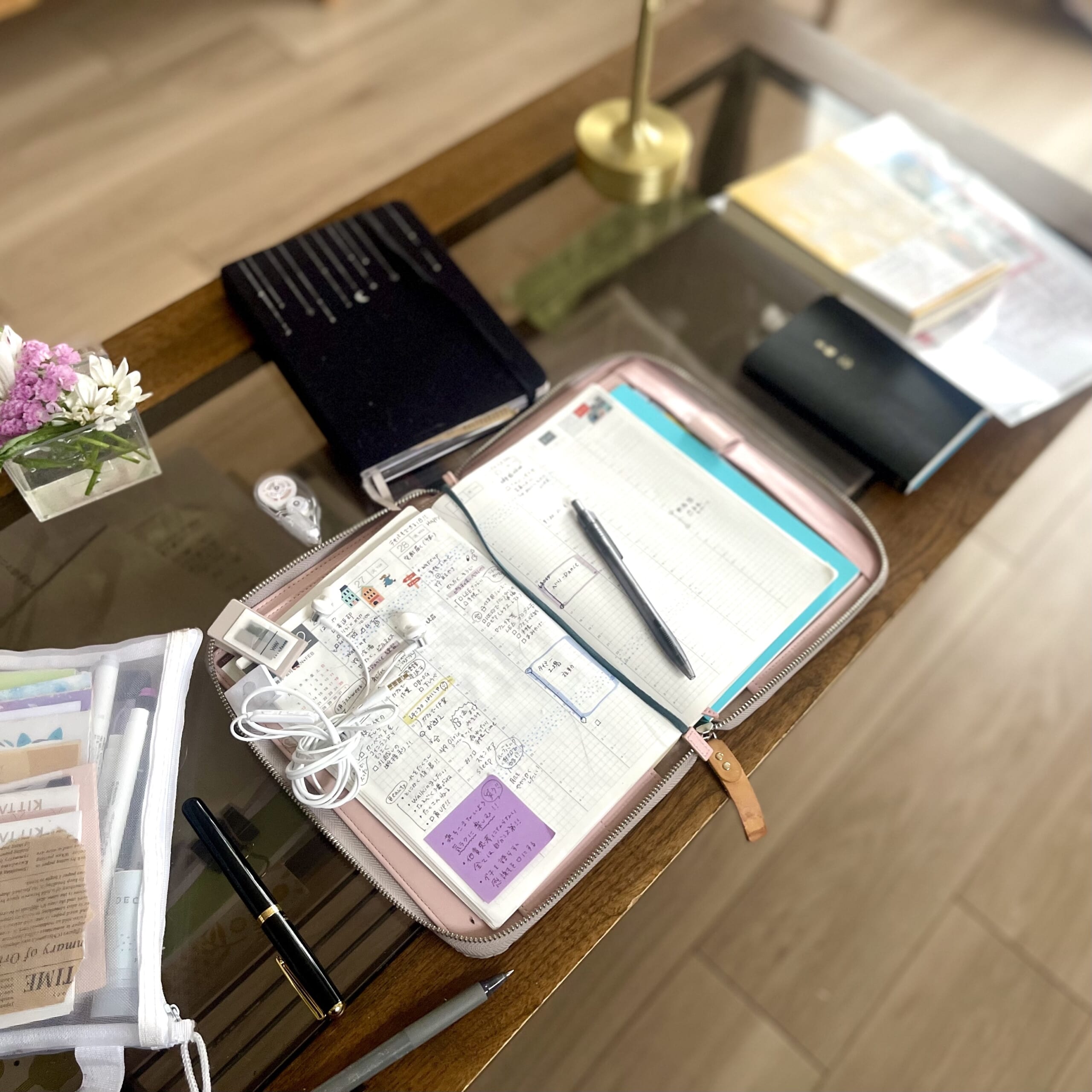 リビングテーブル 手帳 散らかる