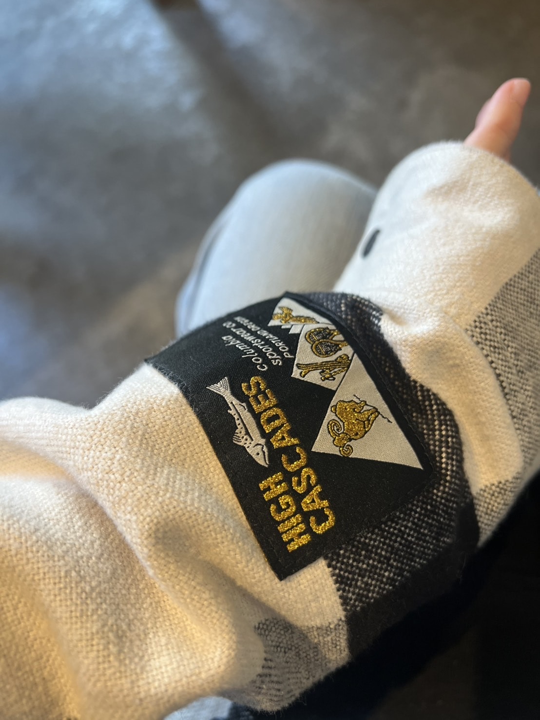 スタイリスト高橋美帆さん着用 コロンビア「ハイカスケードシャツジャケット」袖口の写真