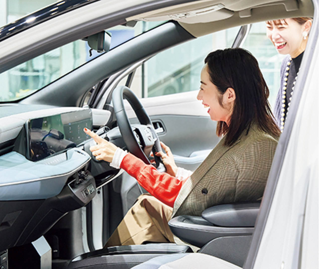 運転席まわりはスマホのようで感覚的に操作がしやすそう（2）