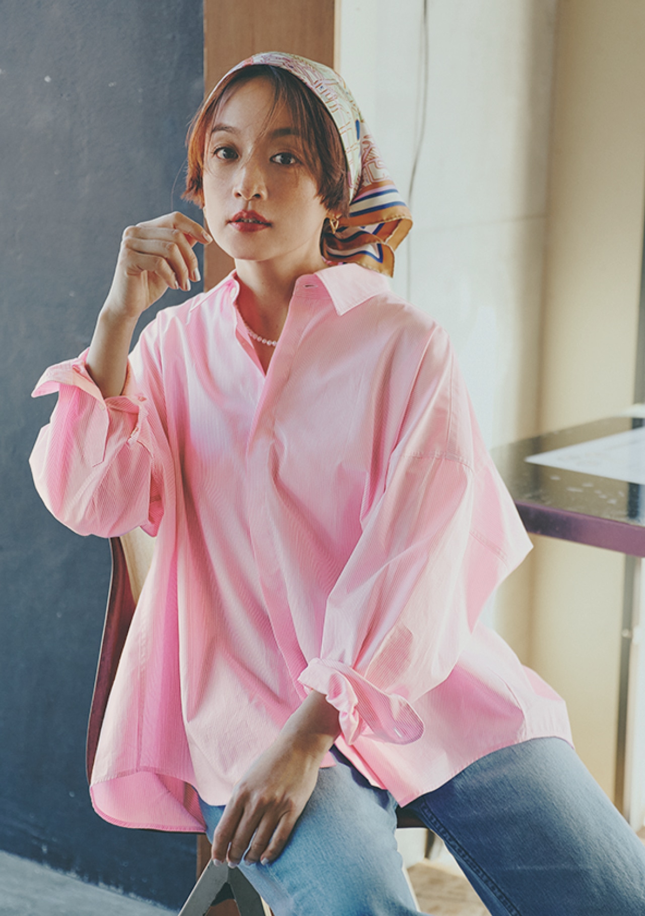 高山都さんの12closet（トゥエルブクローゼット）【洗える】【DEAR DAYS】バックフレアオーバーシャツのコーデ（正面）