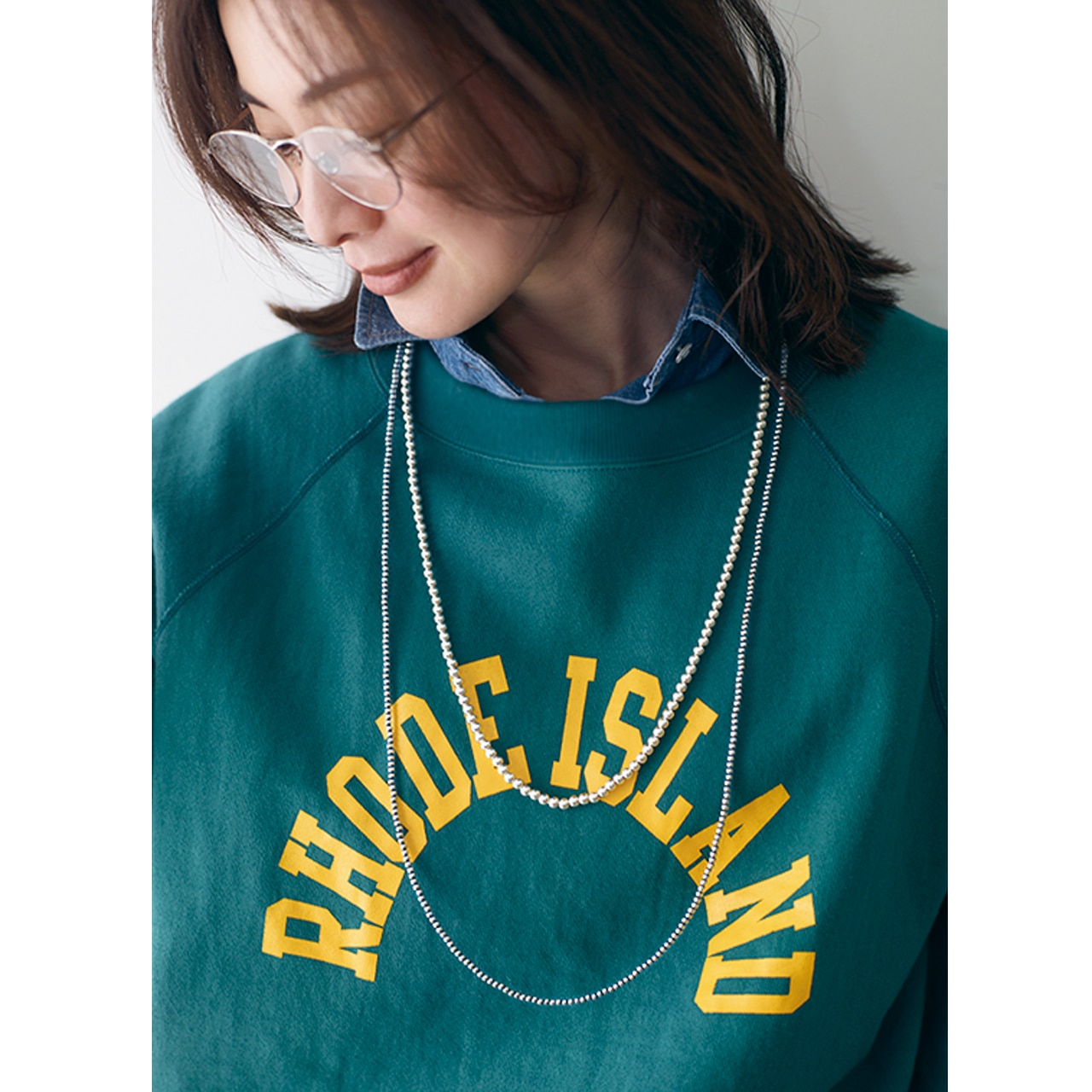 高垣麗子さん カラー＆ロゴのスウェットコーデ