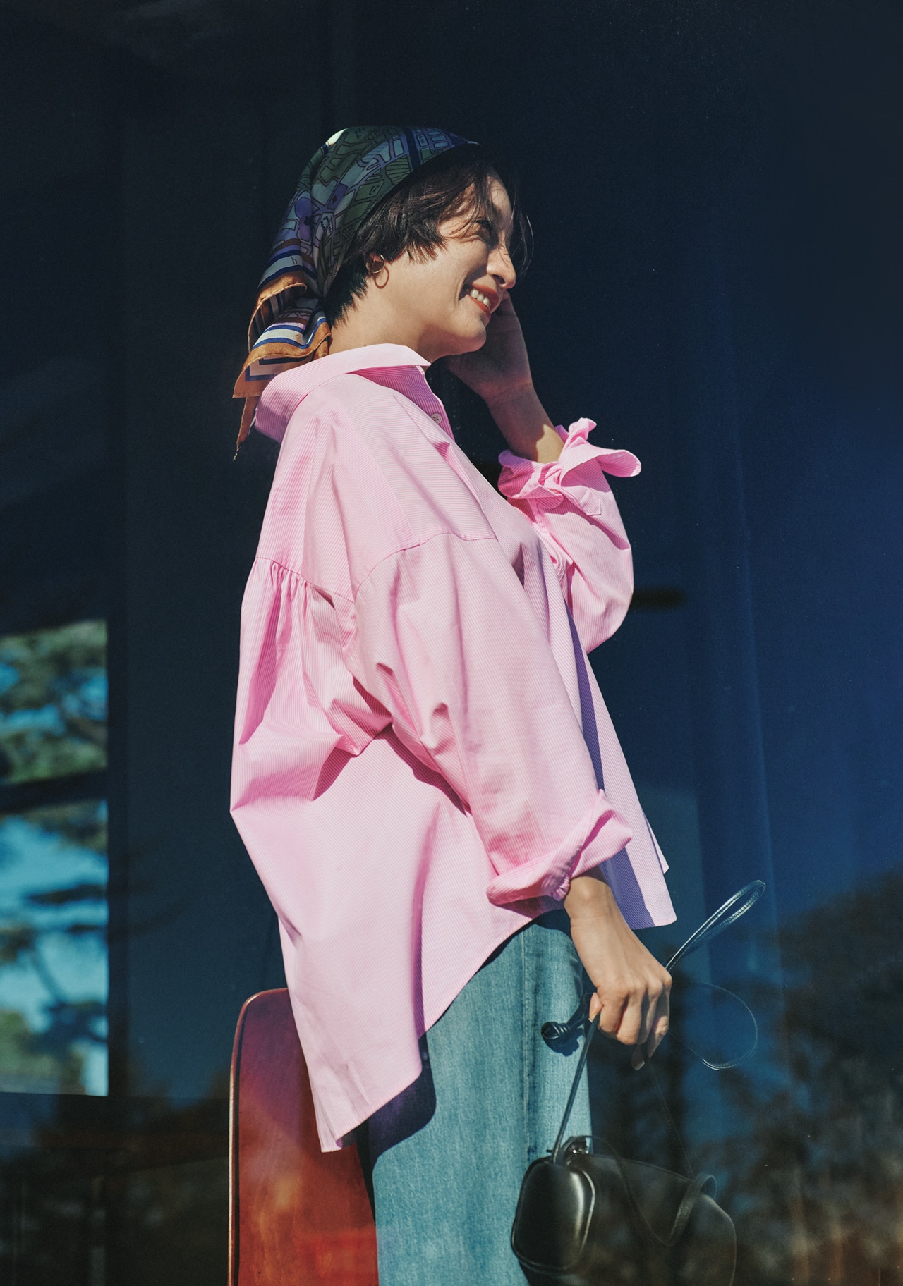 高山都さんの12closet（トゥエルブクローゼット）【洗える】【DEAR DAYS】バックフレアオーバーシャツのコーデ（側面）