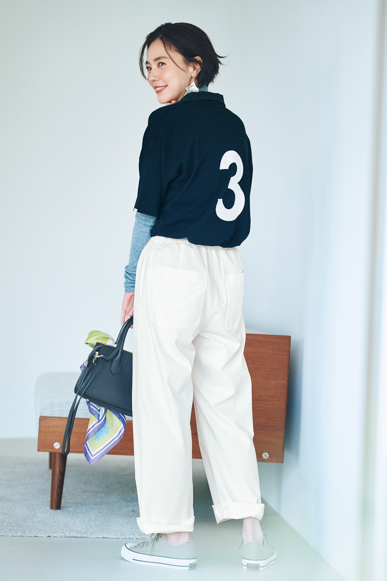 浅見れいなさんのLEE限定 12closet（トゥエルブクローゼット）【洗える】【ストレッチ】【吸水速乾】【UVカット】【透けにくい】多機能ザ・エブリバディパンツ オフホワイトのコーデ2（背面）