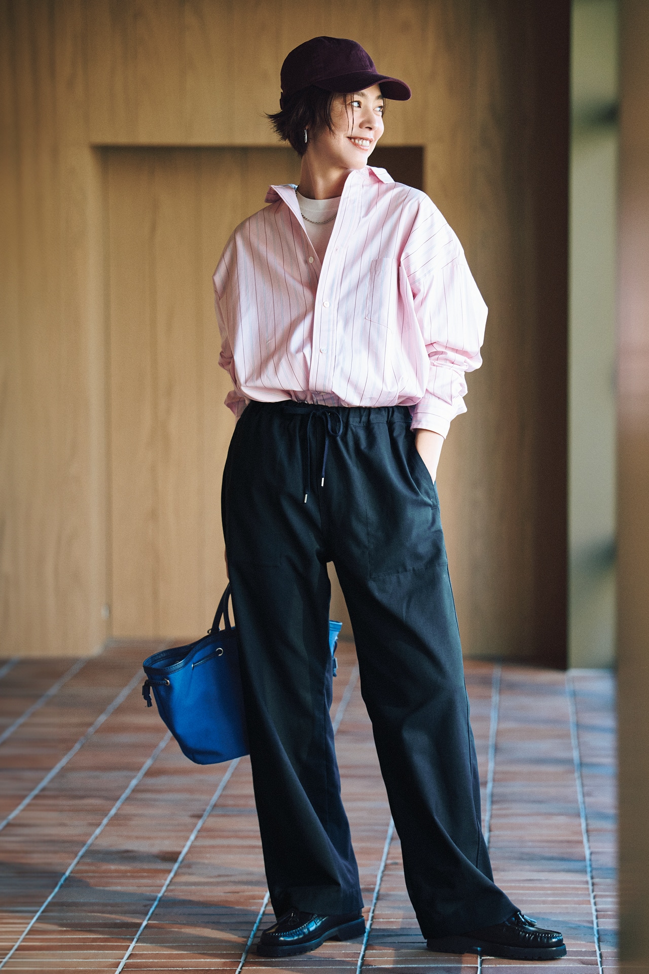 浅見れいなさんのLEE限定 12closet（トゥエルブクローゼット）【洗える】【ストレッチ】【吸水速乾】【UVカット】【透けにくい】多機能ザ・エブリバディパンツ ネイビーのコーデ（正面）