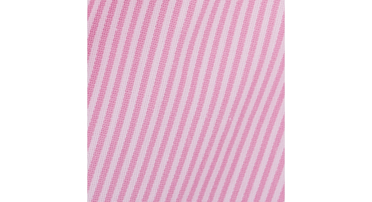 すっきりとシャープで爽快感のある極細ピンストライプ。ピンクは甘すぎるかも、という人にもオススメ。