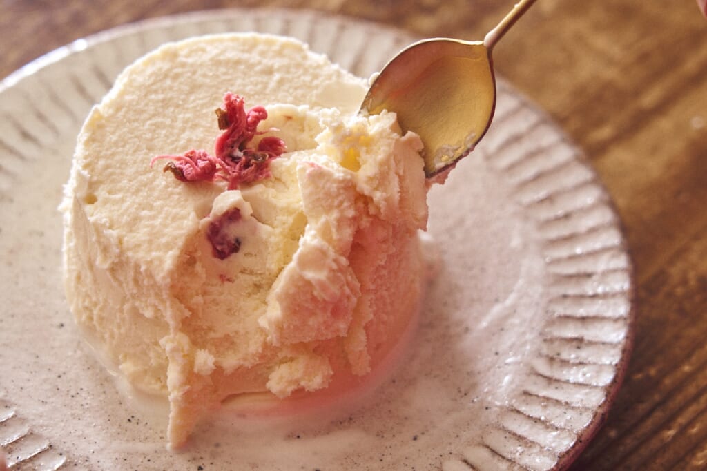 今井真実さん 美しい桜のアイスクリーム