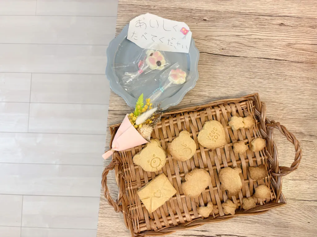 富澤商店「手作りキット にくきゅうロリポップチョコクランチ」完成品と手作りクッキー