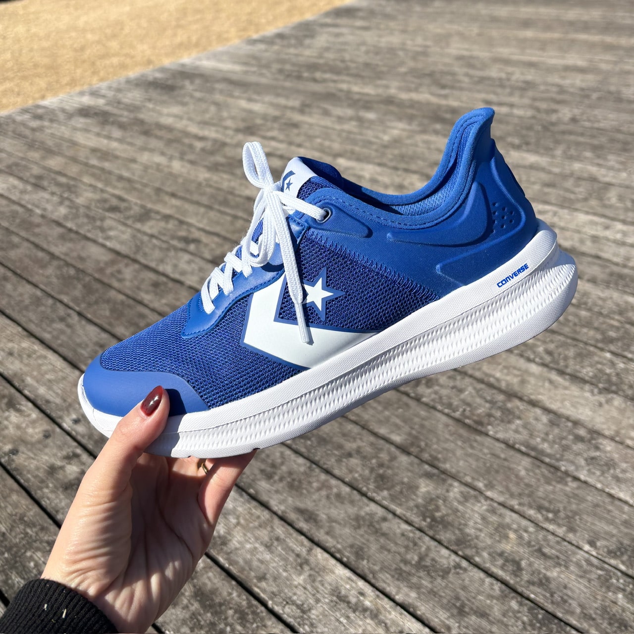 コンバースハンズフリーシューズデイスタースリットスラッド2026春夏新色ブルーを手に持った写真