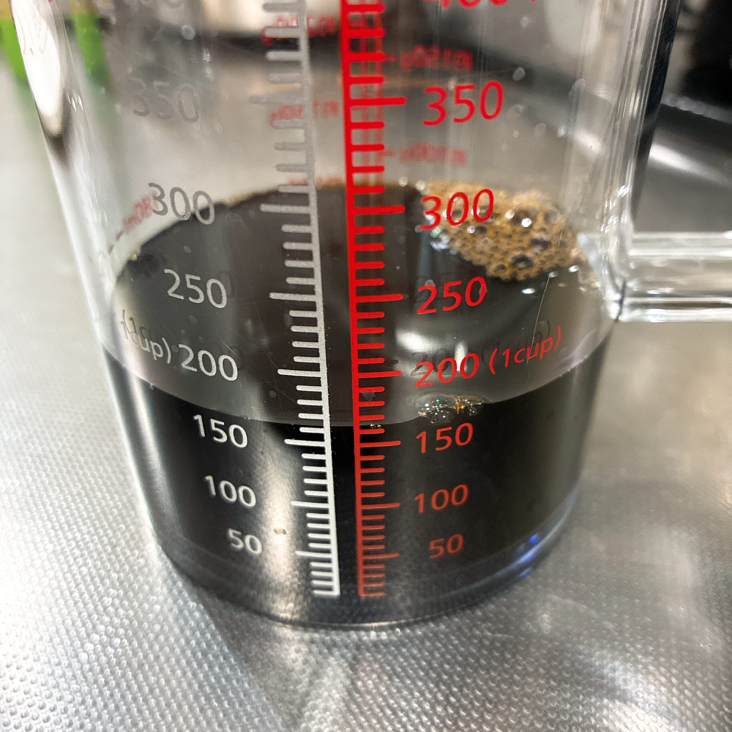 どこでも注げる耐熱計量カップ 500ml　貝印　キッチングッズ