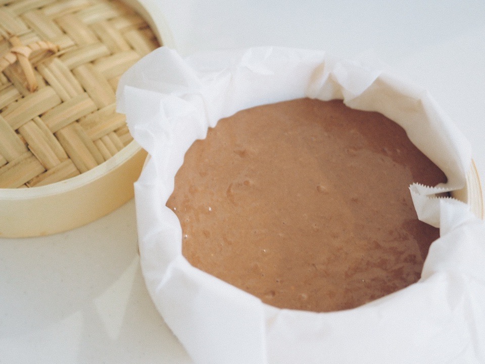 蒸しパンの作業工程。生地を流し込む