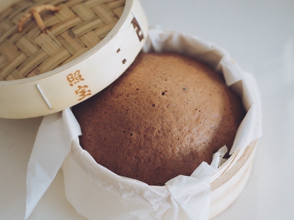 蒸籠で蒸したチョコ風蒸しパン