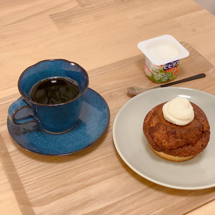 シナモンロール　コーヒー