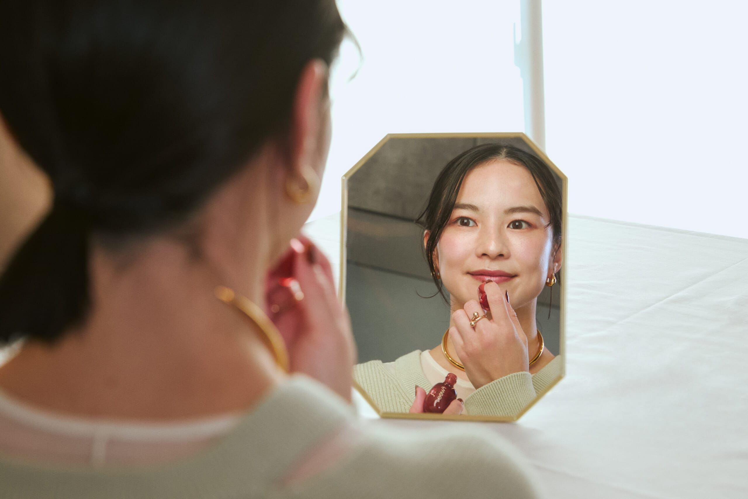 齋田 萌さんがお気に入りのリップを塗っているところ
