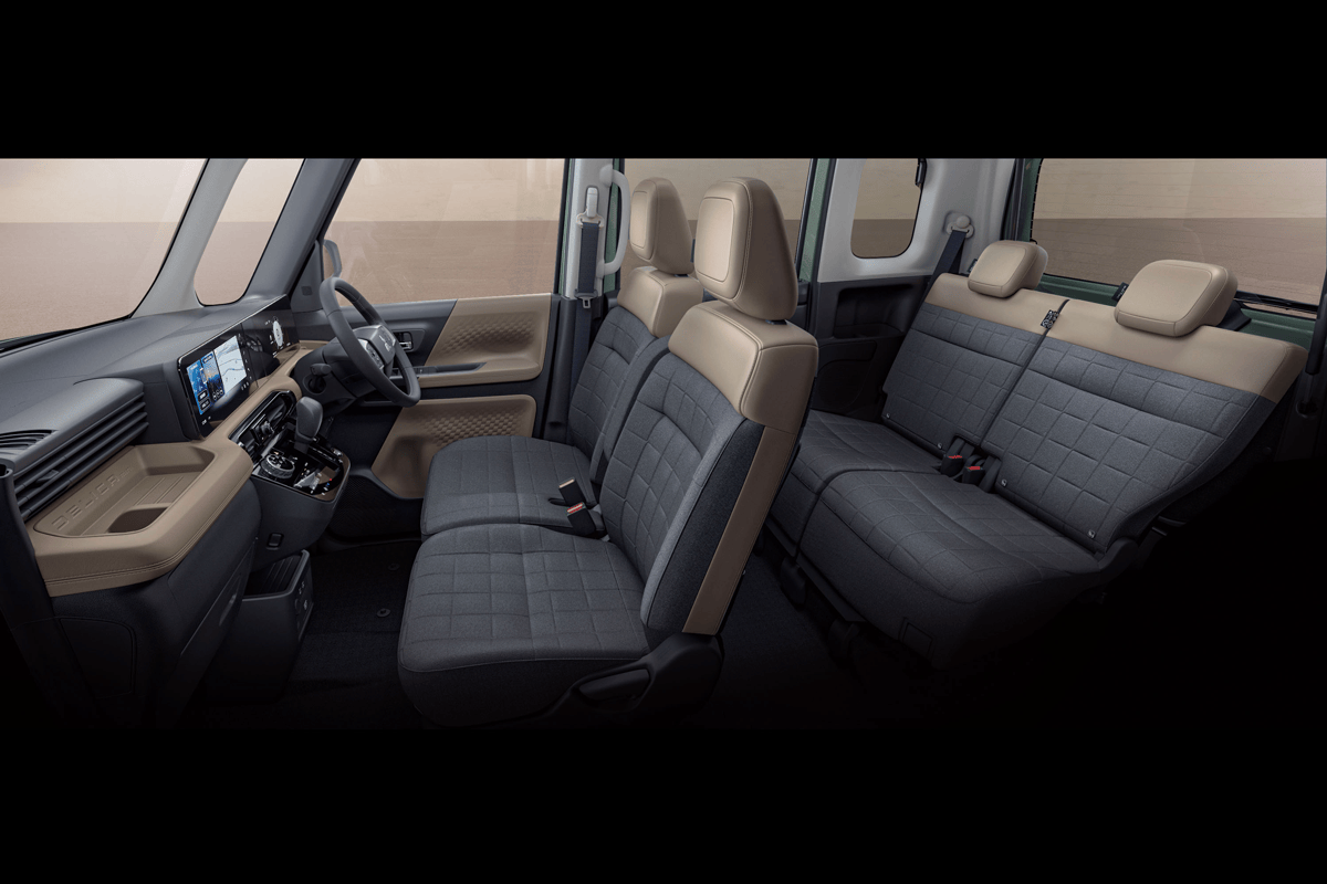 新型デリカミニシート全景