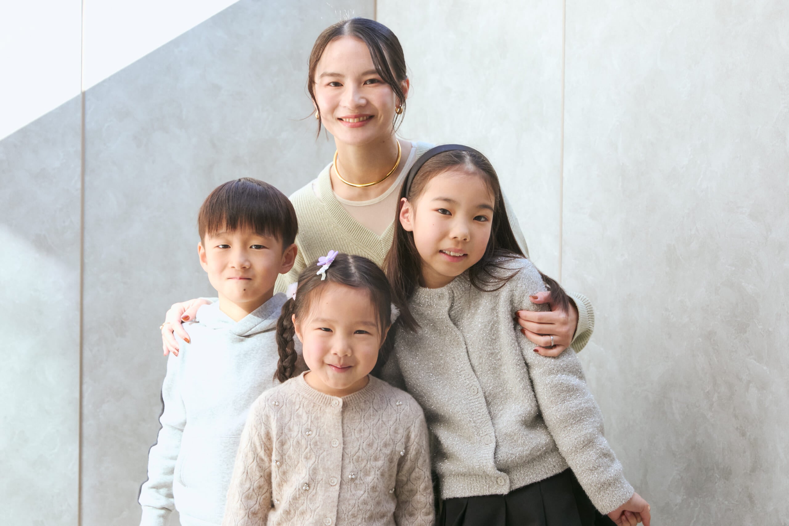 齋田 萌さんと子どもたちの写真
