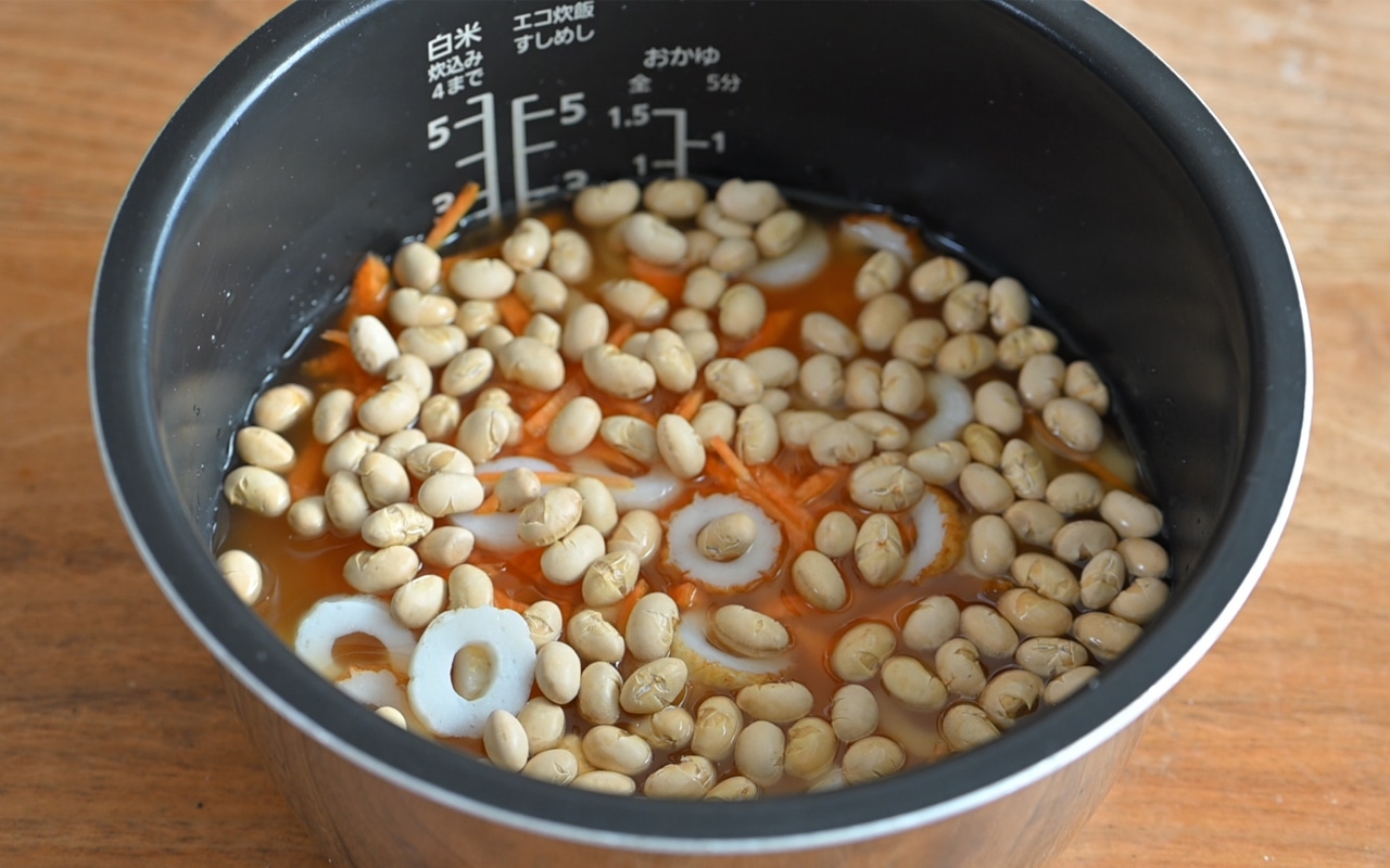 千切りのにんじんと輪切りにしたちくわ、煎り大豆を加えて炊飯器で普通に炊く。