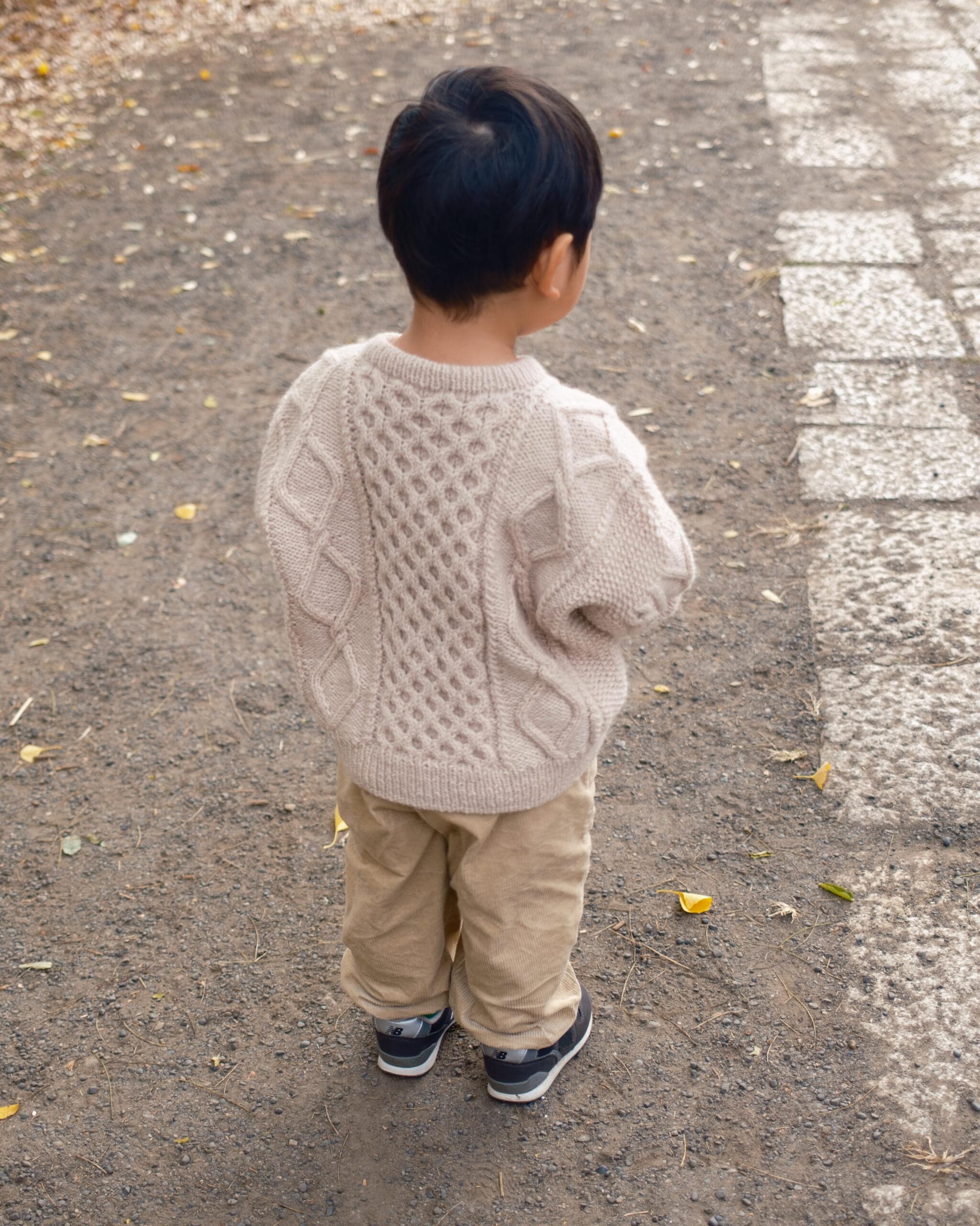 LEEスタッフのねこまが編んだPetitKnitに掲載されていた子ども用セーターを男の子が着用