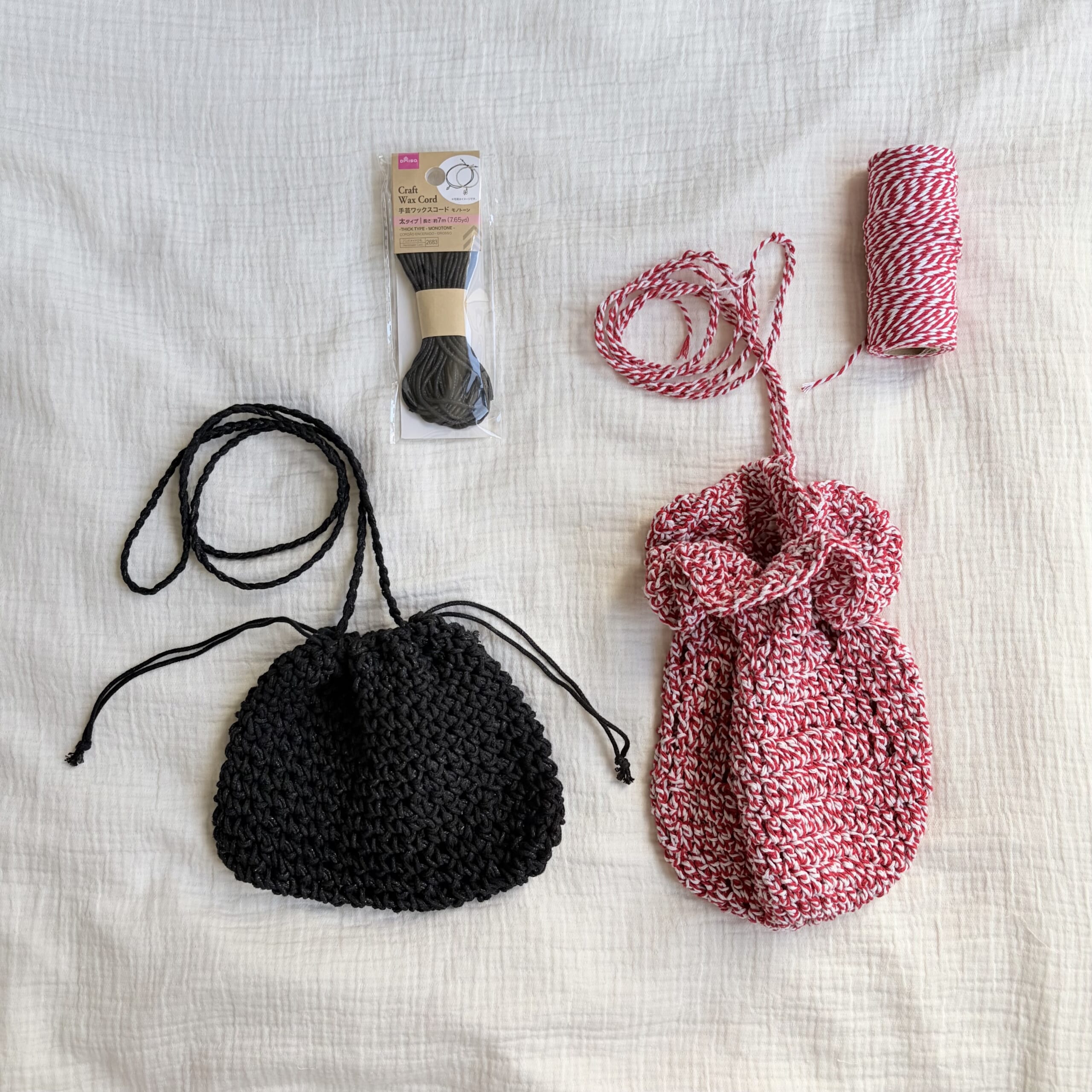 LEEスタッフのライターHが編んだワックスコードのポシェットとペーパーコードのポシェット