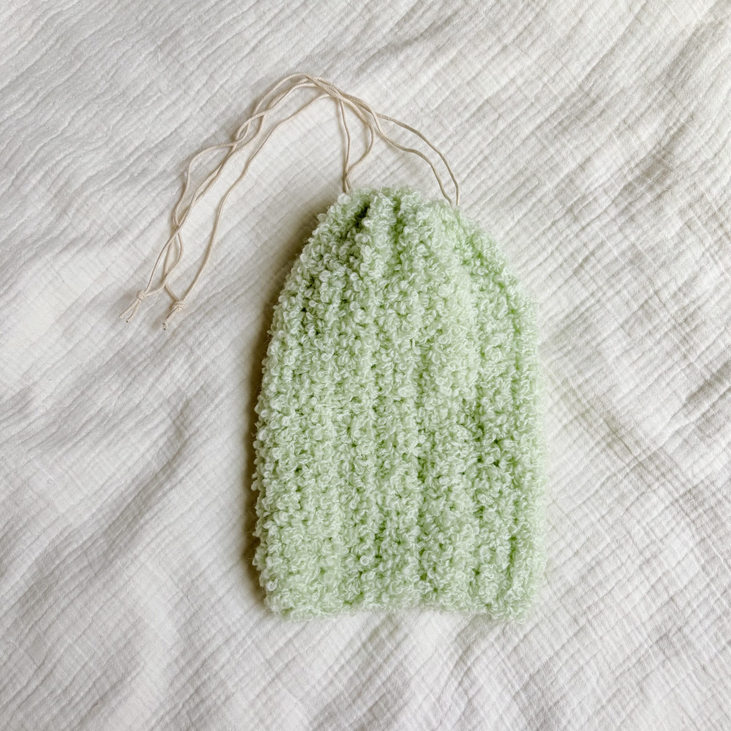 LEEスタッフのライターHが編んだライトグリーンの巾着バッグ