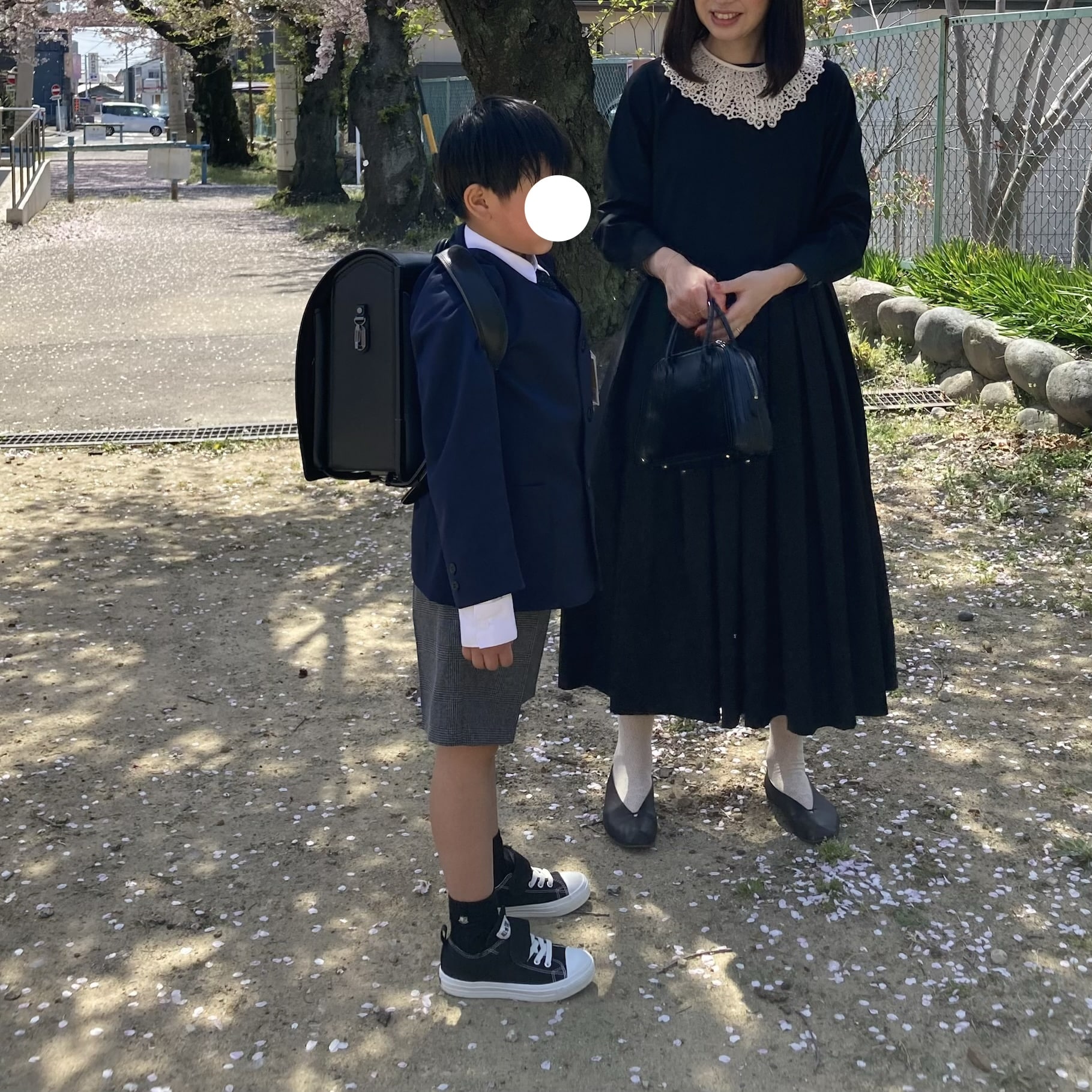 40代ママの小学校入学式ワンピース、靴、バッグ、かわいい系オケージョン服の着画。