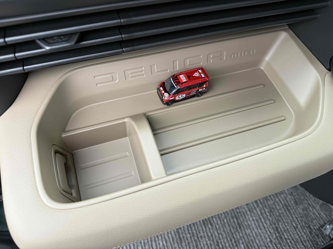 新型デリカミニの内装とデリカミニカー