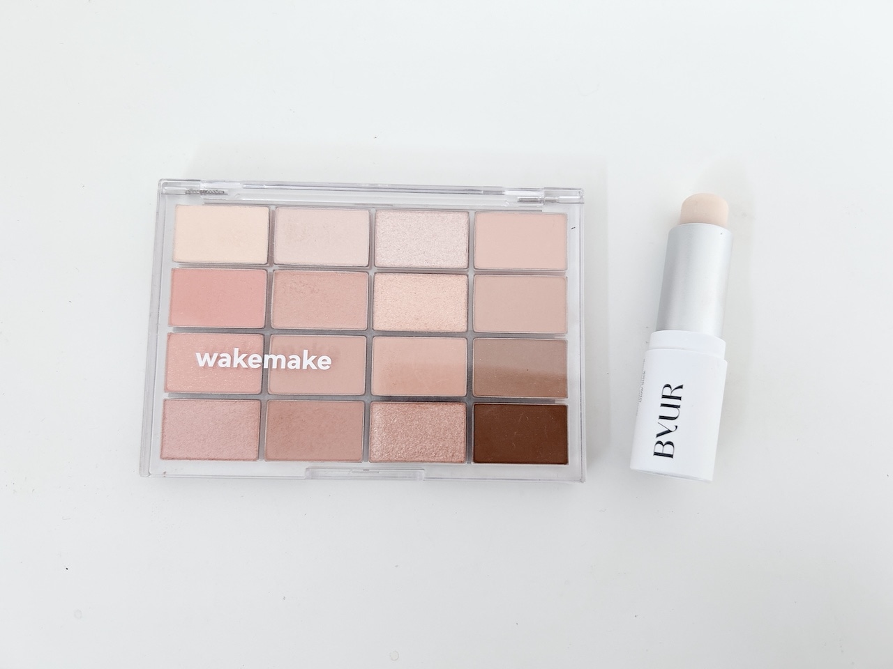 wakemakeのアイシャドウ、バイユアのハイライト