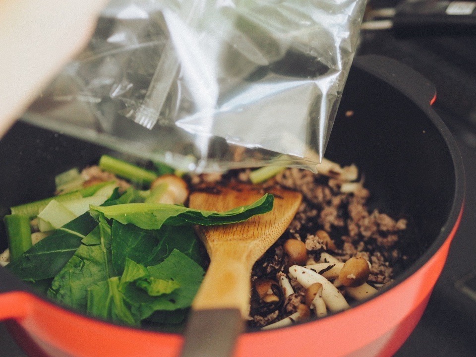 ミールキットを調理しているところ