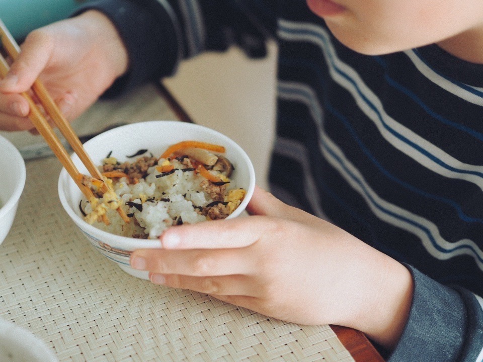子どもが食べる様子