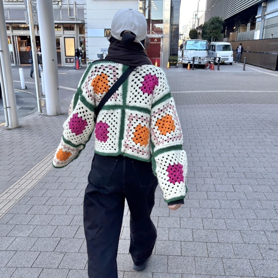 LEEスタッフのライターHが編んだグラニースクエアのカーディガンの着用画像
