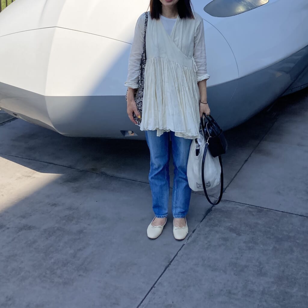 40代女性コムでギャルソン青山限定バッグのドーサのラバリジャケットコーデ。