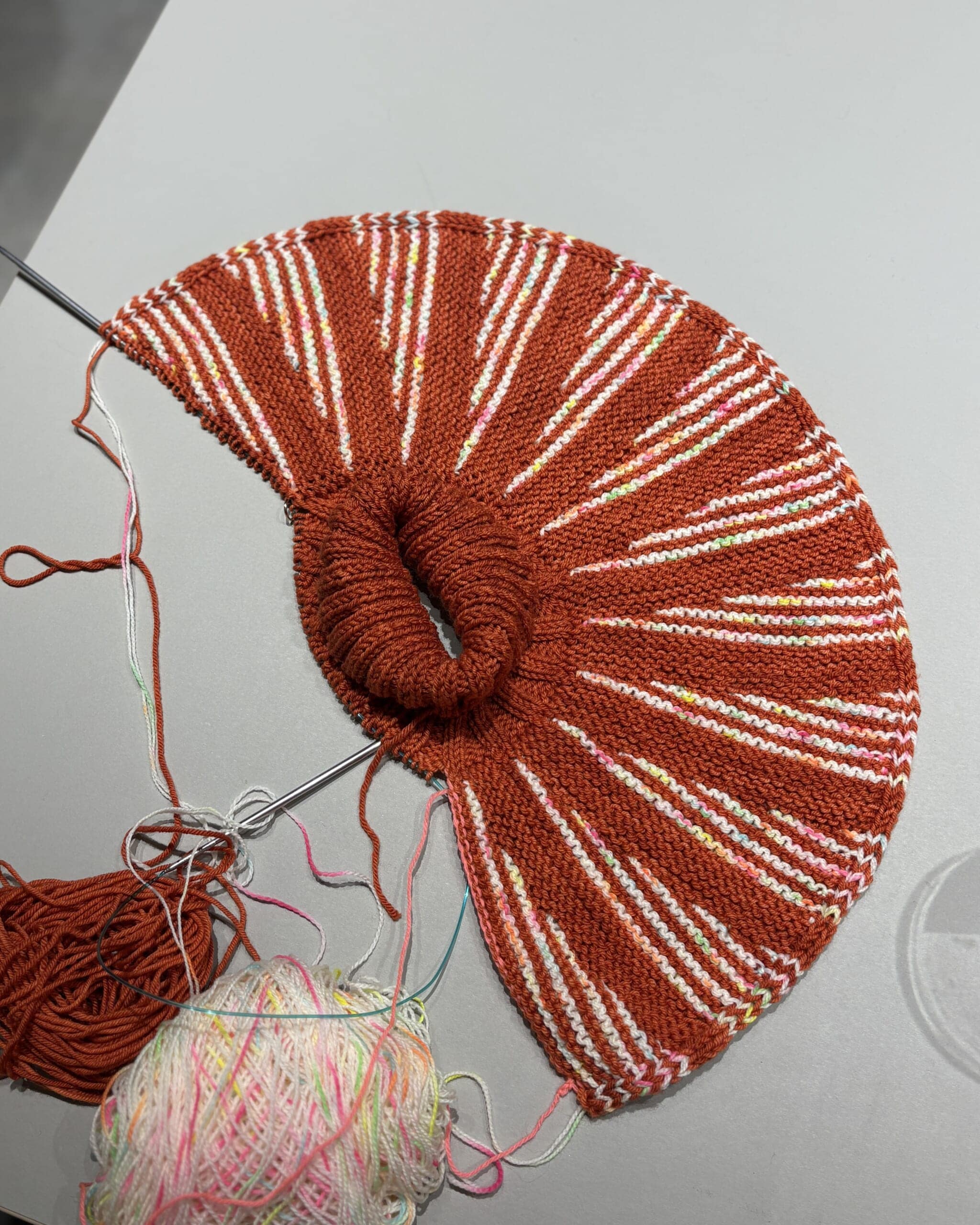 LEEスタッフのねこまが編んだ赤いニットポンチョ