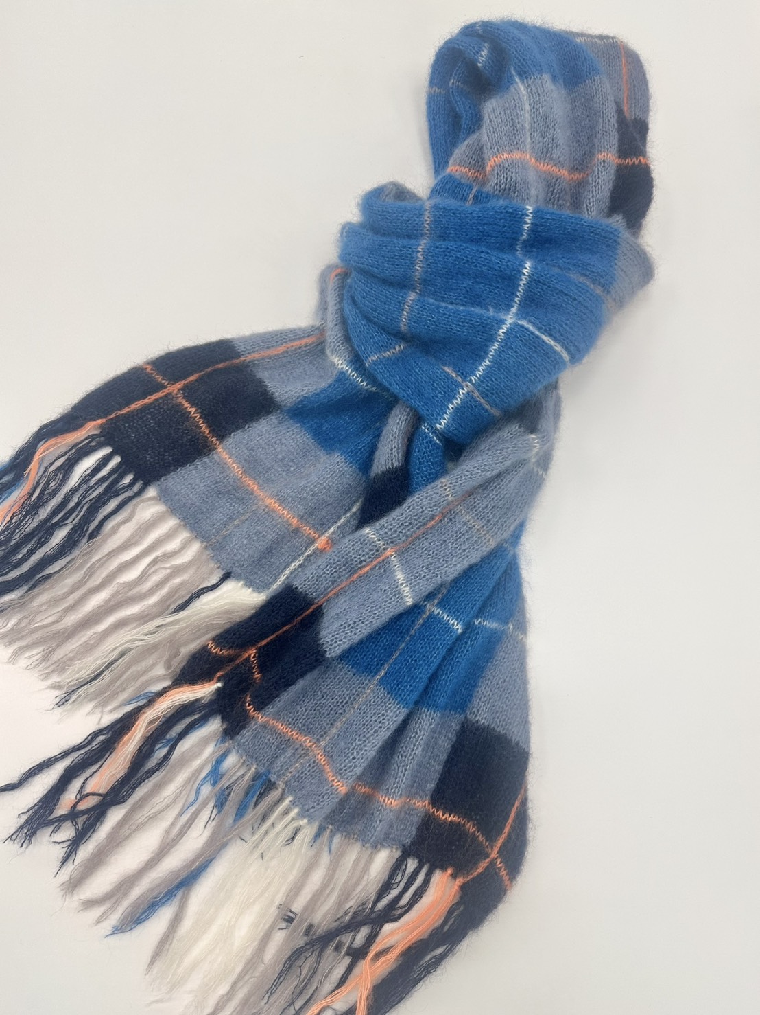 LEEスタッフがローワンの毛糸で編んだチェック柄ストール