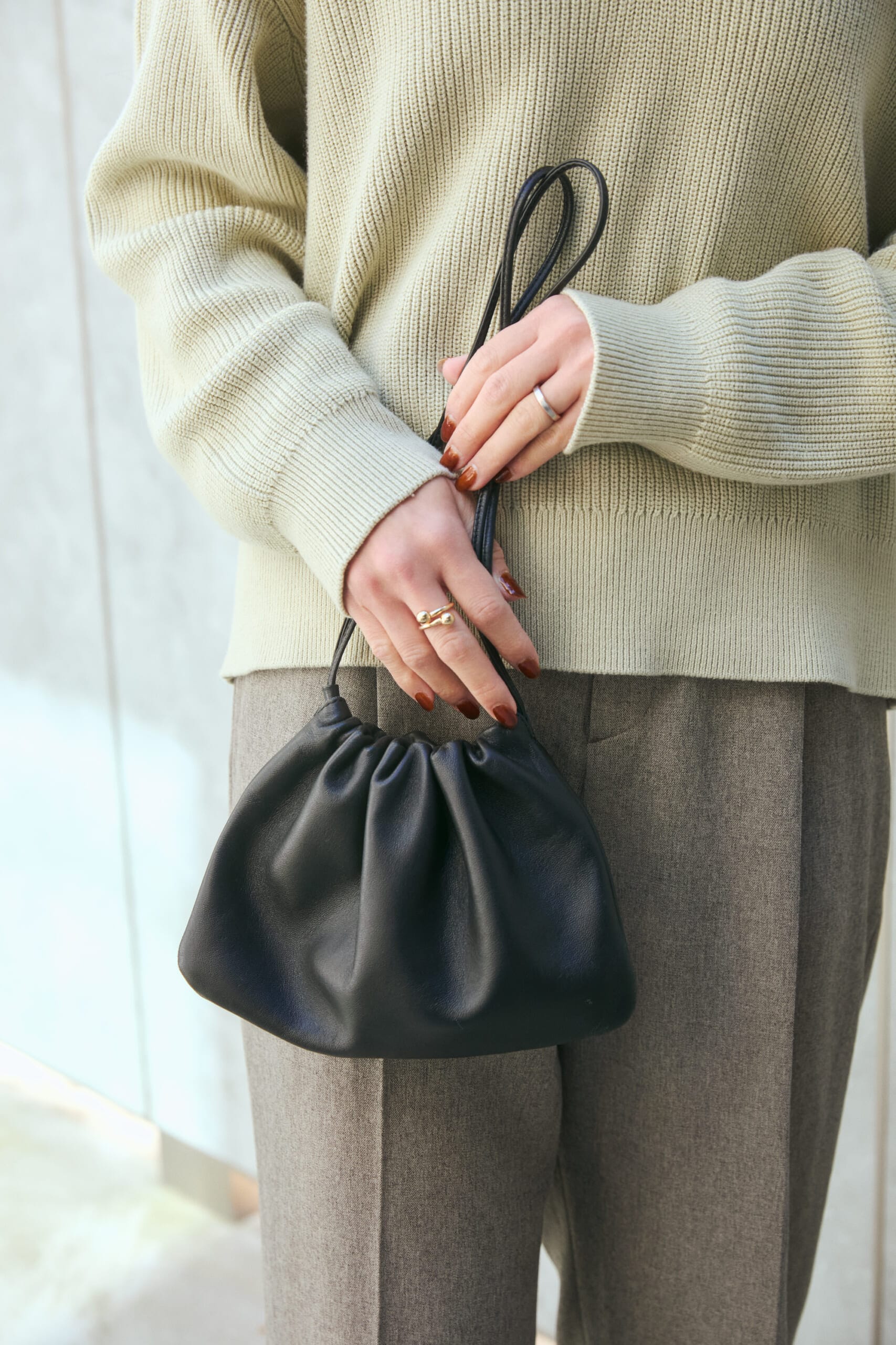 齋田 萌さんのバッグとリング