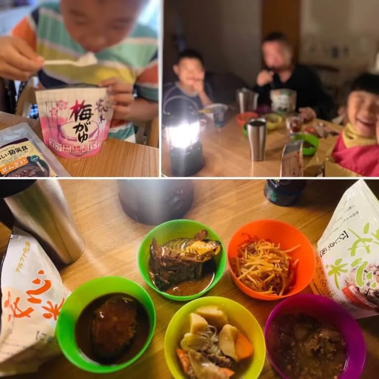ランタンを付けて非常食を食べる子どもたち