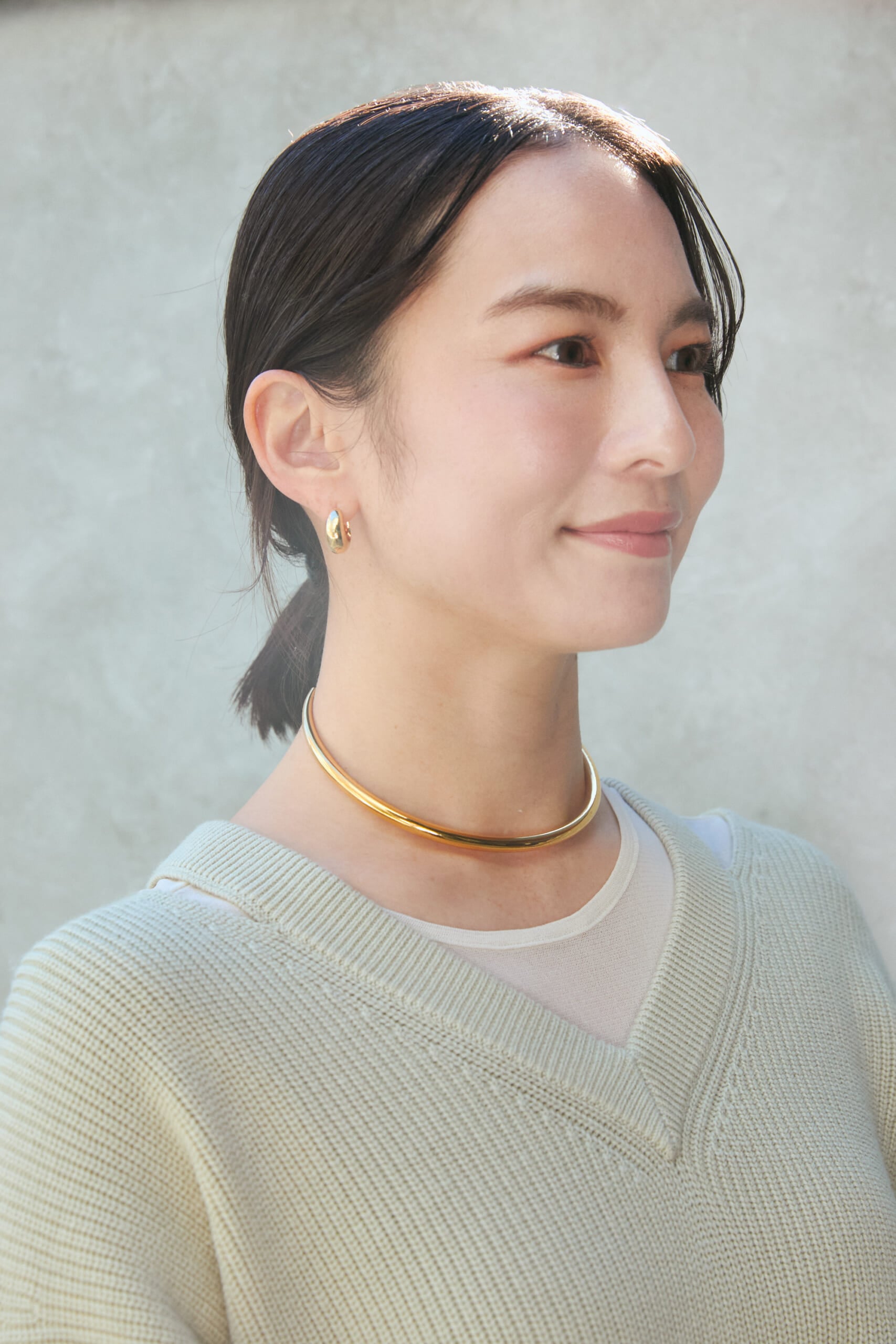 齋田 萌さんのチョーカーとピアス