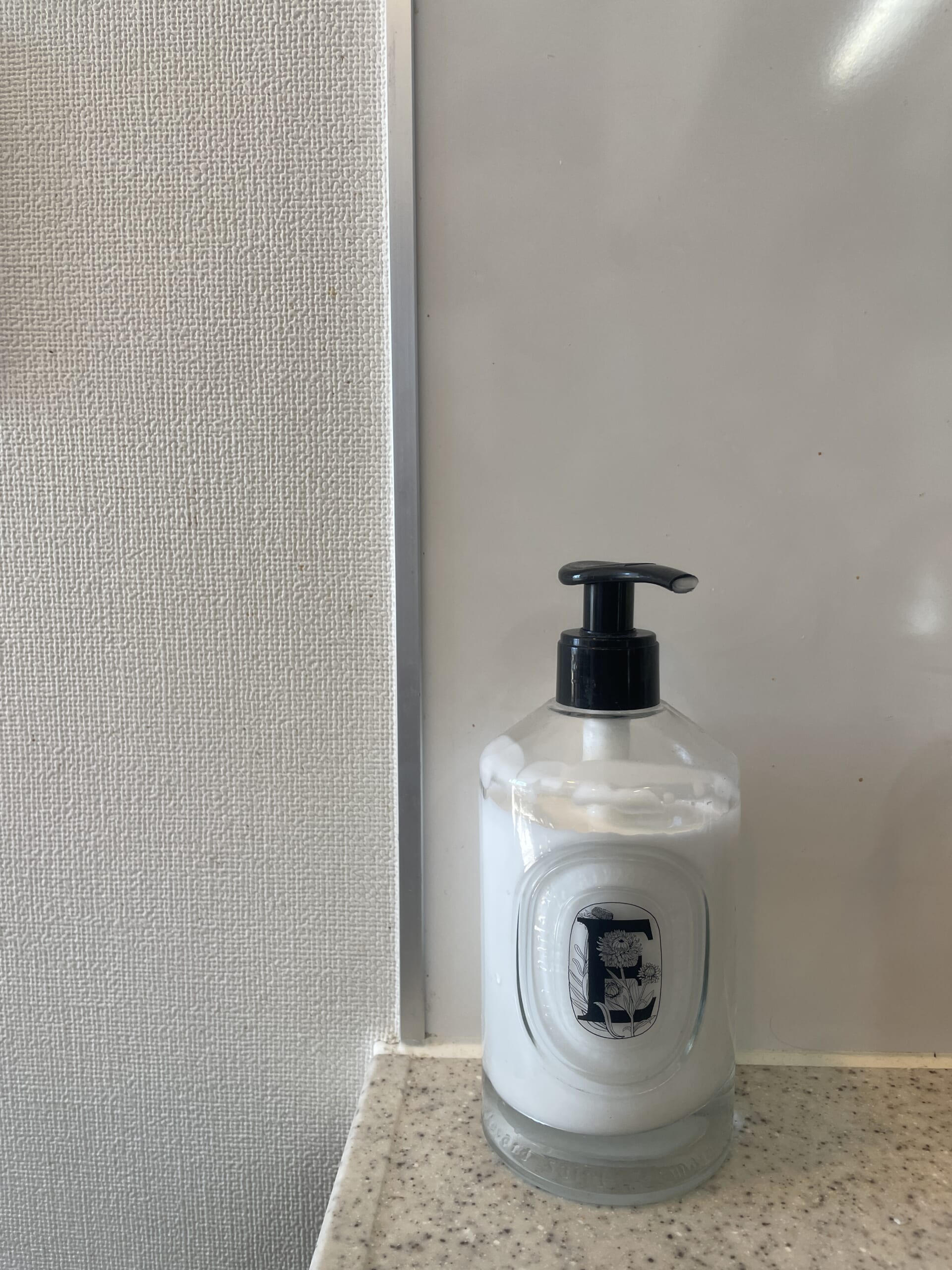 野坂百合子さんのキッチンに常備しているハンドクリーム