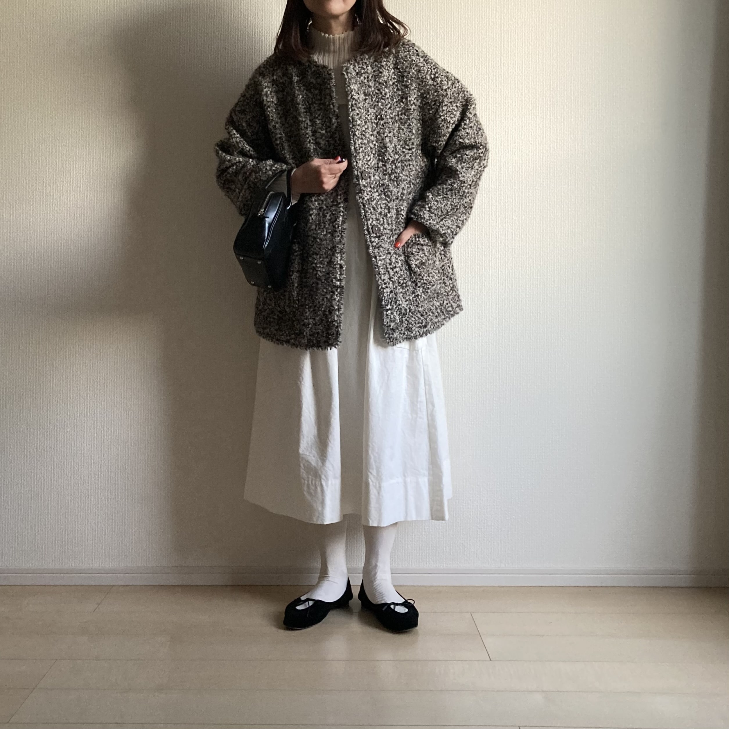 40代女性コムでギャルソン青山限定バッグの白スカートコーデ。