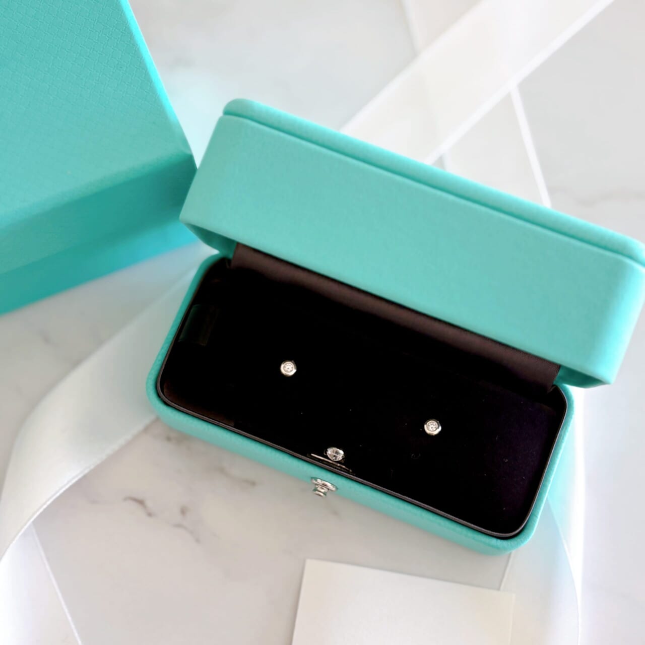 Tiffany & Co. 誕生日プレゼント ダイヤモンド バイ ザ ヤード ピアス