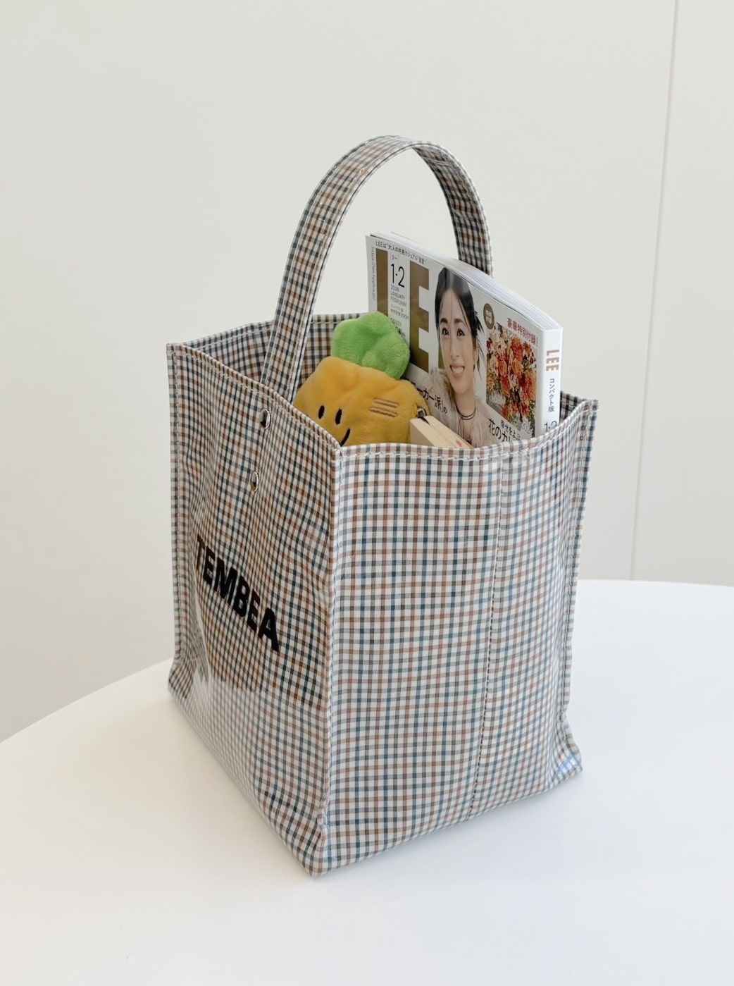 【TEMBEA(テンベア)】「CUBE TOTE」に荷物を収納