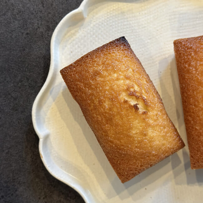 麻布台ヒルズ店限定 「DELI’MMO（デリーモ）」の焼きたてフィナンシェ