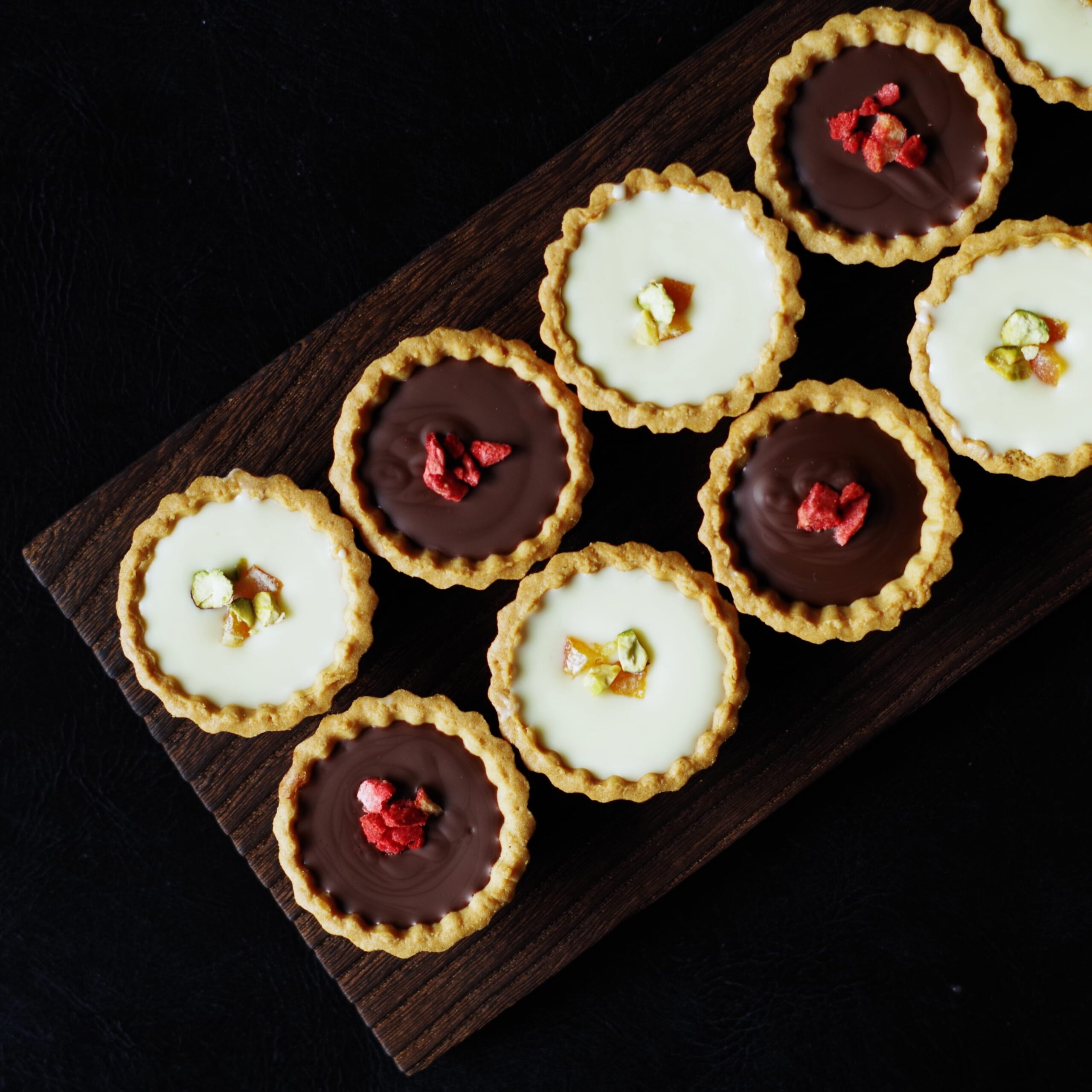 ミニチョコタルト ドライいちご オレンジピール ピスタチオ