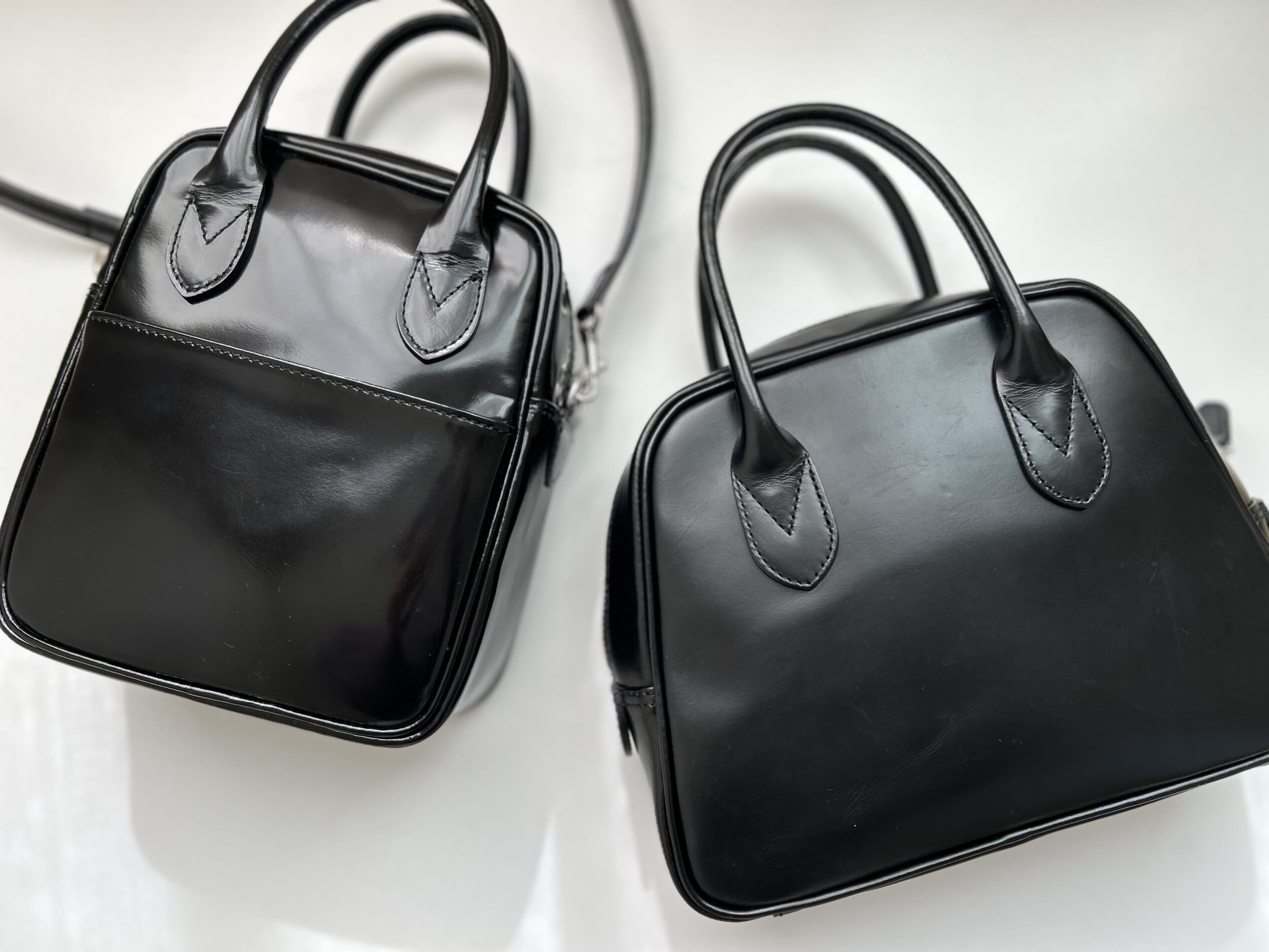 カジュアルにも綺麗めにも幅広いシーンで活躍！COMME des GARCONS（コムデギャルソン）青山オリジナルの「ストラップステアバッグ」と「台形ステアバッグ」。