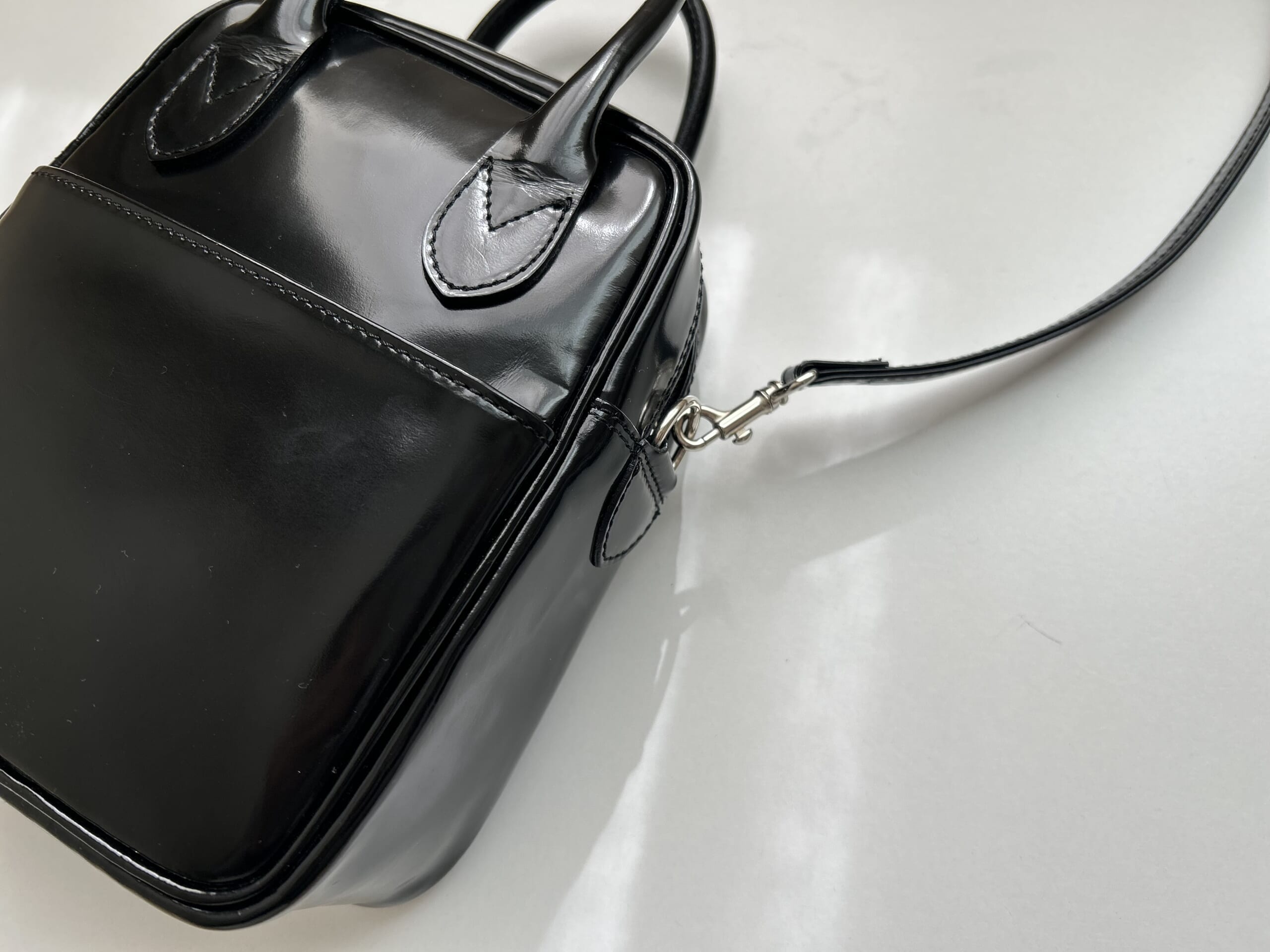 斜めがけにしても手持ちにしてもかわいい、COMME des GARCONS(コムデギャルソン)の「ストラップステアバッグ」。