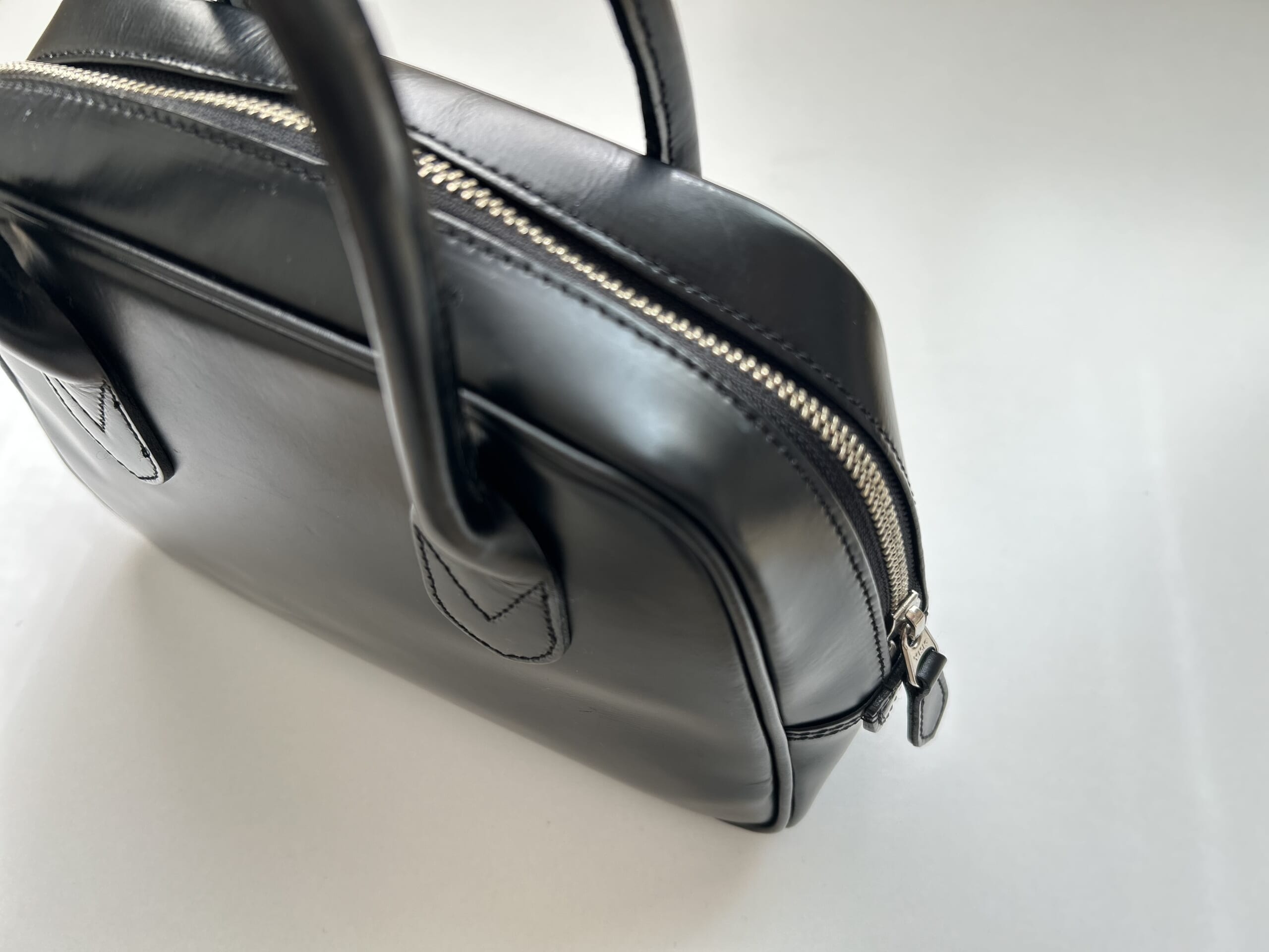 製法やディテールもしっかりしている、使い勝手のよいサイズ感も魅力のCOMME des GARCONS（コムデギャルソン）「台形ステアバッグ」。