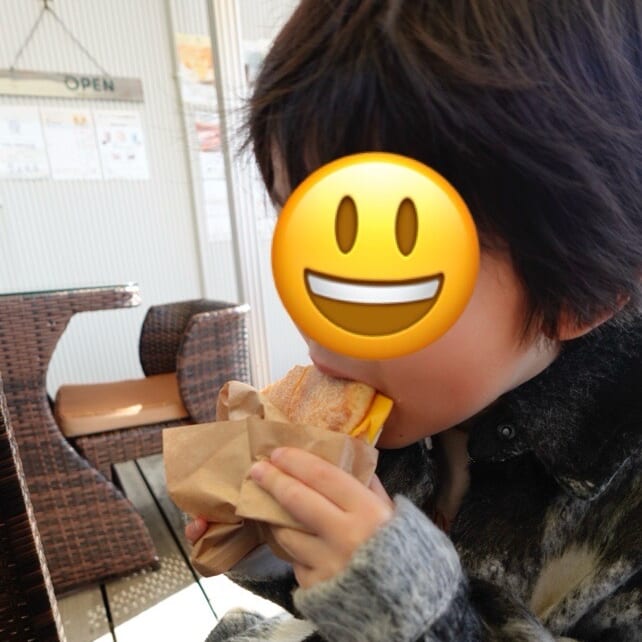 マフィンを子どもが食べる様子

