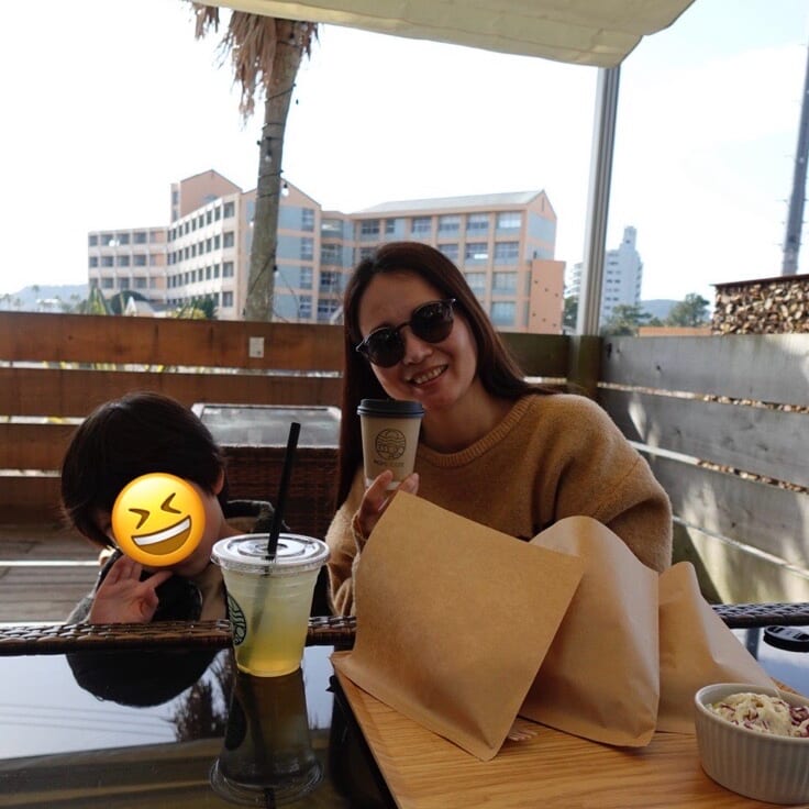 家族と食べる様子